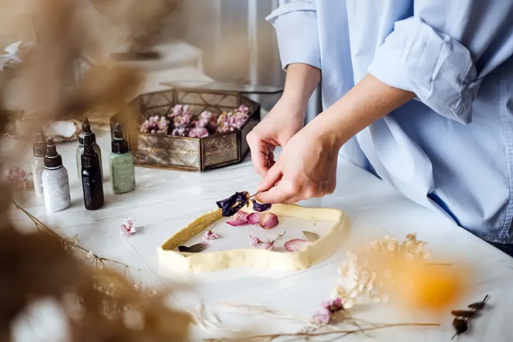 hands-creating-resin-art-with-dried-flowers-a-min